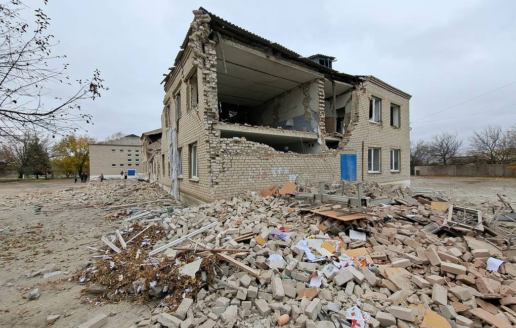 Ukrainian shelling damages school building in DPR settlement