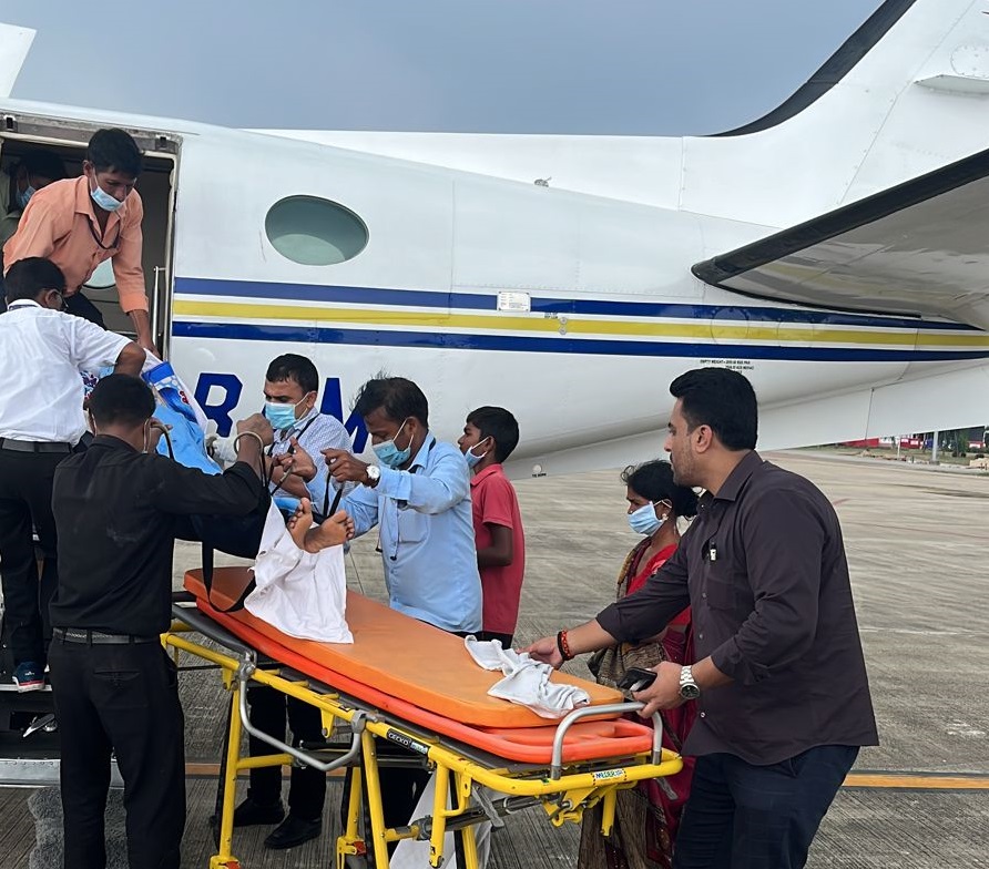 एसिड अटैक में घायल बच्ची एयर एंबुलेंस से दिल्ली शिफ्ट