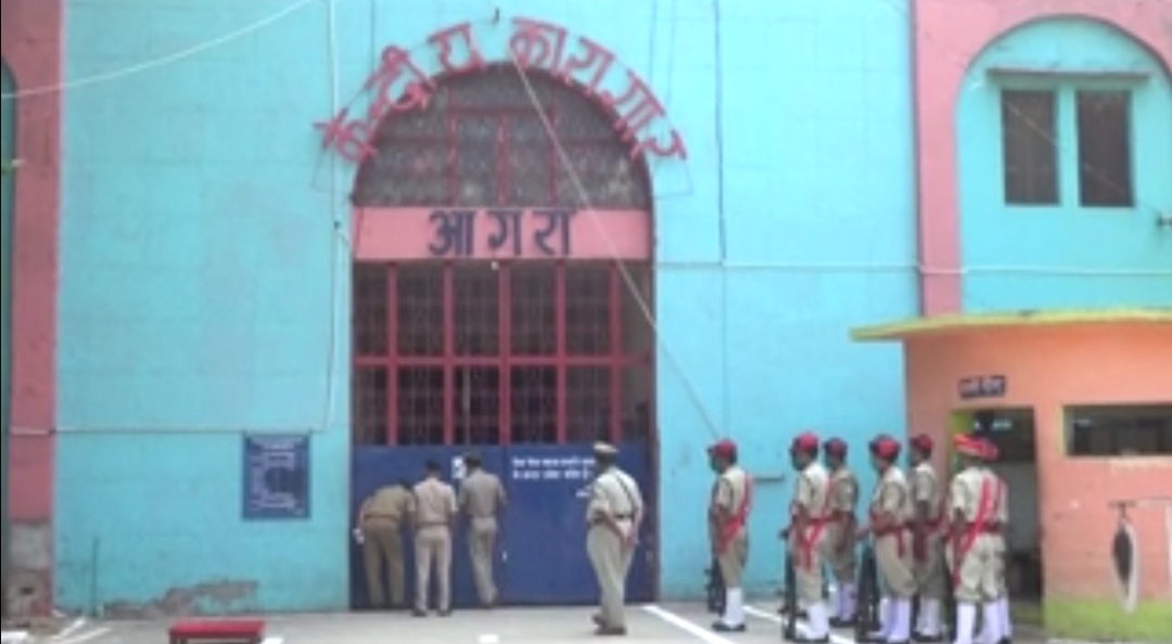 योगी सरकार ने दिया उत्तर प्रदेश के जेल में बंद कैद