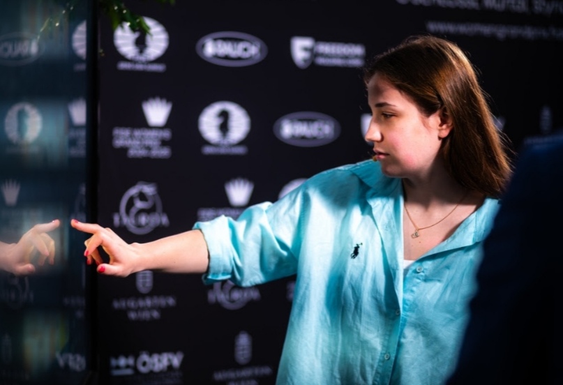 FIDE WGP Austria: Anna Muzychuk takes the lead in a round of pawn sacrifices