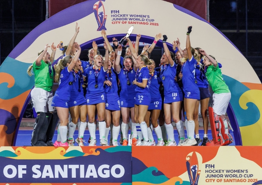 Scotland lift the Challenger Trophy on the eve of the Final at the FIH Hockey Women’s Junior World Cup in Santiago