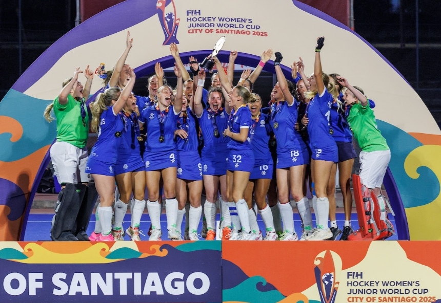 Scotland lift the Challenger Trophy on the eve of the Final at the FIH Hockey Women’s Junior World Cup in Santiago