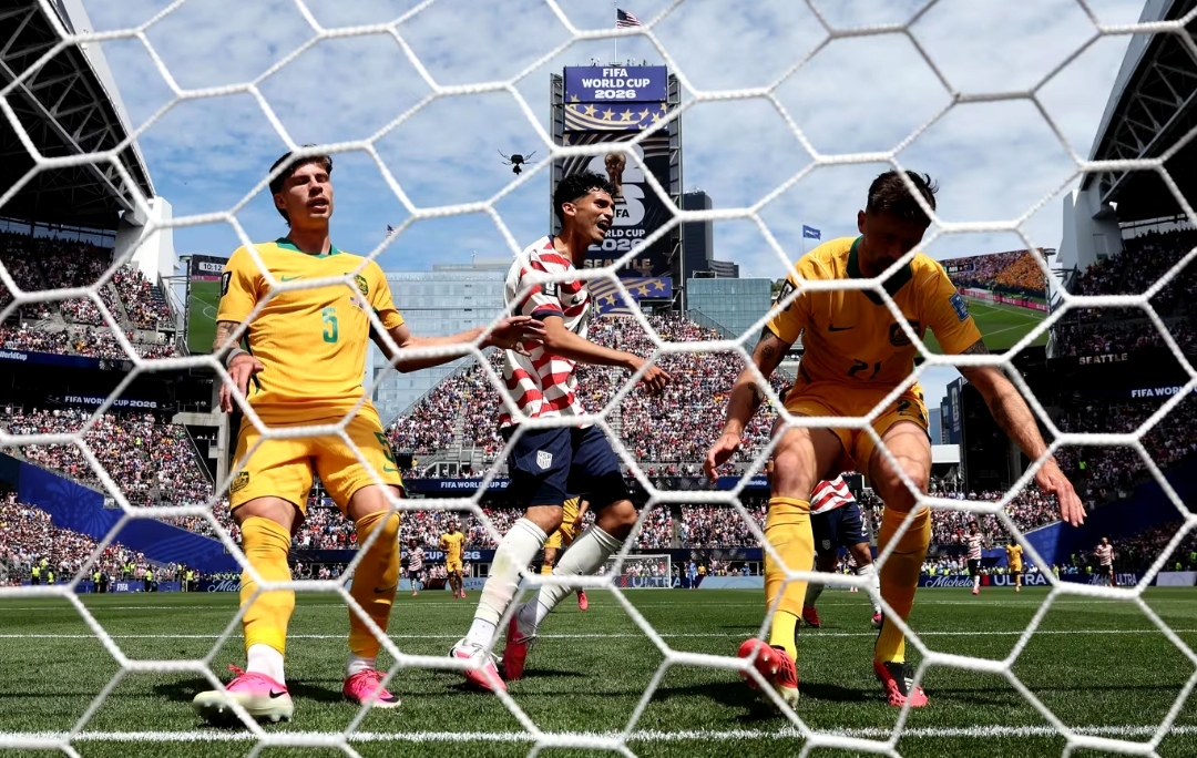 Co-hosts overwhelm Australia to secure a second straight win in Group D and put themselves into the Round of 32 with a game to spare