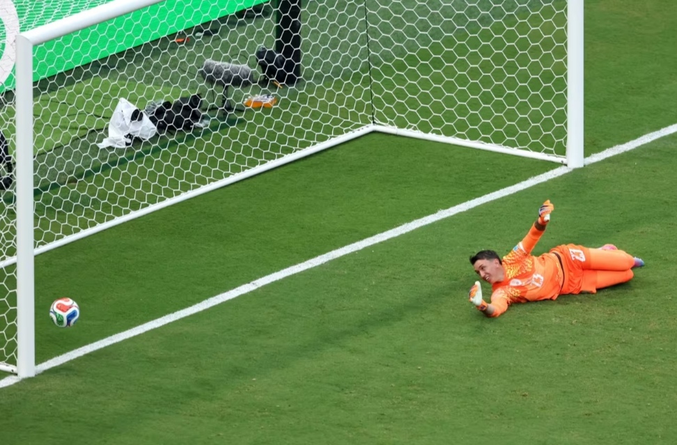 Spain's possession game proved too much for Uruguay as La Roja overcame La Celeste to secure top spot