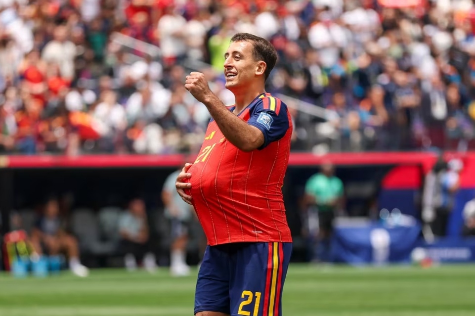 Mikel Oyarzabal and Pedro Porro's goals helped Spain overrun Austria in Los Angeles and set up a last-16 tie against Portugal or Croatia
