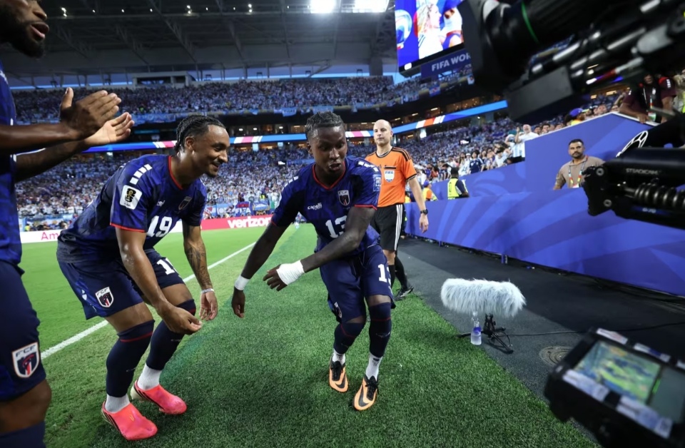 Defending champions survived a pulsating match against a heroic Cabo Verde