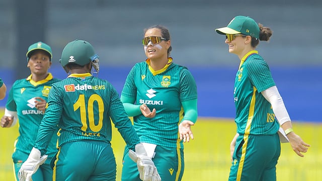 South Africa edge closer to semi-final spot