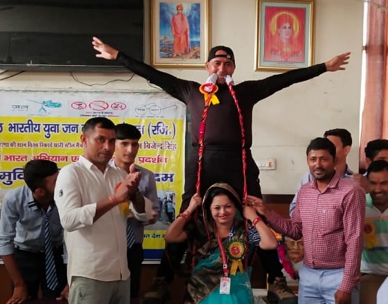 शक्ति प्रदर्शन कर पहलवान ने विद्यार्थियों को बताए नशे के दुष्प्रभाव