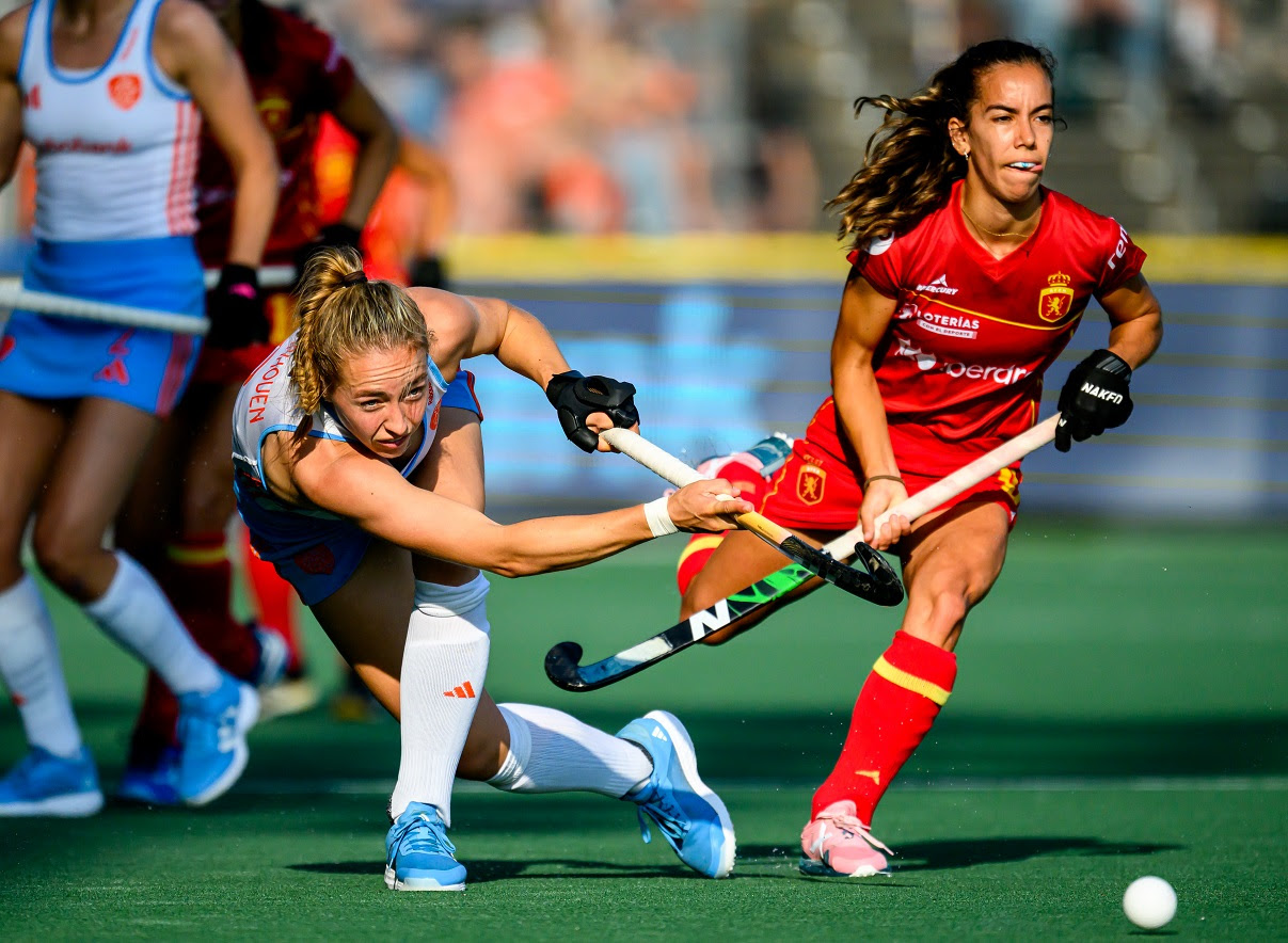 Dutch women hold on for victory v Spain as Argentina men edge India