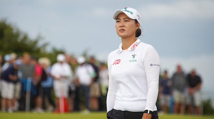 Minjee maintains composure to move into the mix