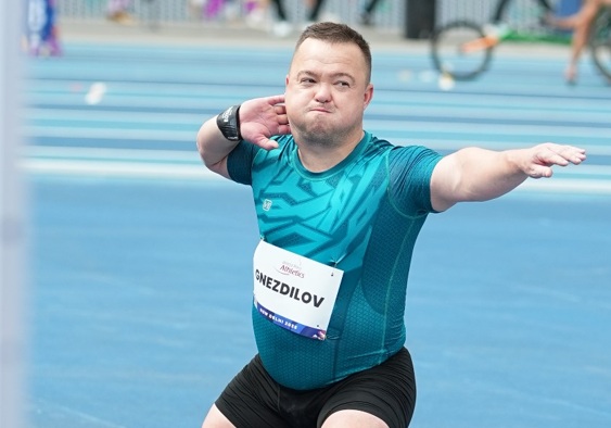 Denis Gnezdilov towers over F40 Shot Put competition with two world record efforts